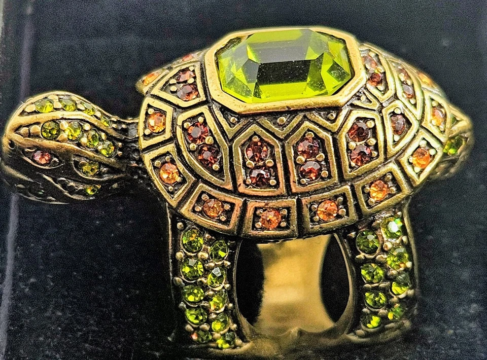🐢 Anillo Declaración Tortuga Firmado por Heidi Daus - Tono Dorado, Cristales Verdes y Ámbar Foto 4 de 4