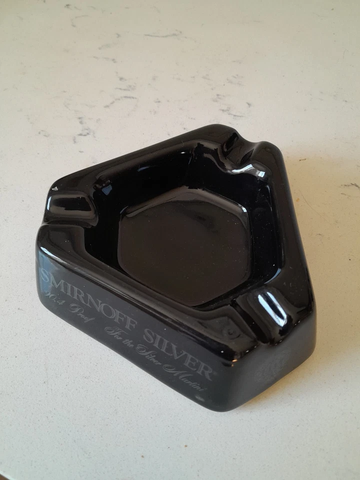 Cenicero triangular vintage MCM 1972 de cerámica negra Smirnoff plateado Foto 3 de 4