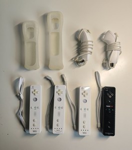 Nintendo Wii (Motion Plus (Adapter)) Remote/Controller, Nunchuk, Silikonhülle