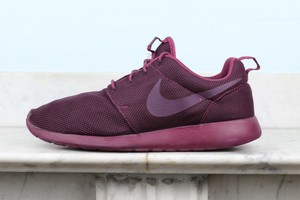 nike roshe one maroon