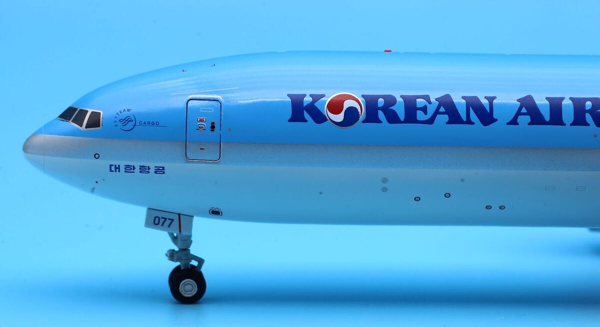 JC Wings 1:200 Korean Air Cargo Boeing B777-200LRF Diecast JC Wings 1:200 Korean Air Cargo Boeing B777-200LRF Diecast