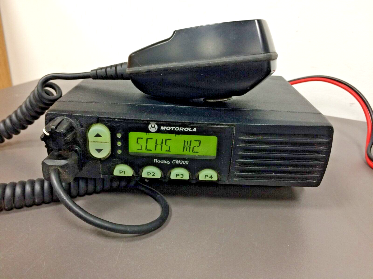 Motorola Radius CM300, UHF, 32 CH, 40 W, AAM50RPF9AA1AN, W MIC