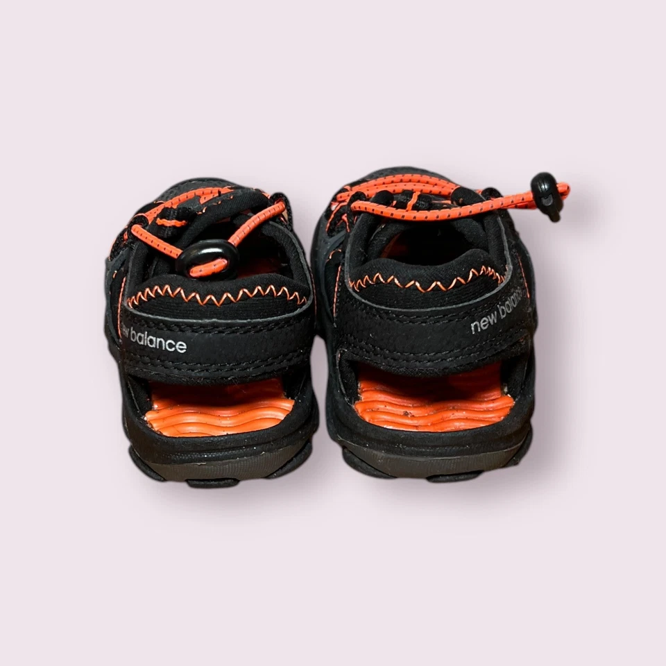 Sandálias elásticas New Balance Adirondack meninos criança preto/laranja; tamanho 16 - Imagem 4 de 4