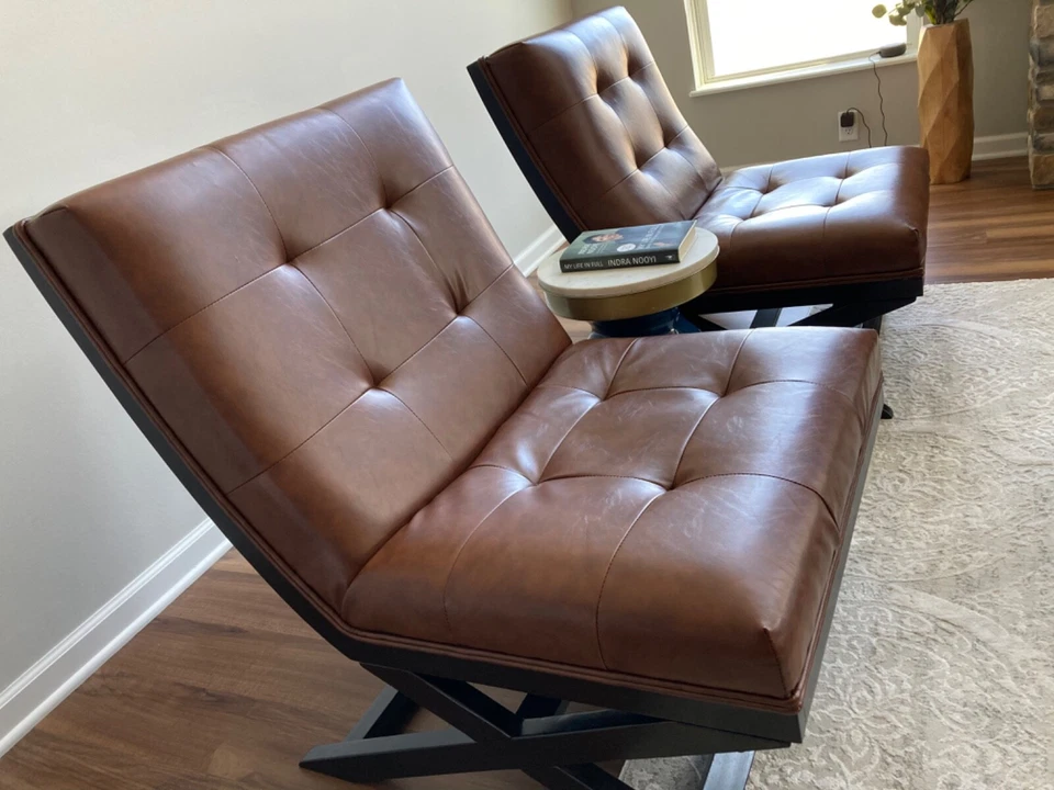 Silla de cuero Ashley usada. Comprado hace 6 meses. Sin arañazos ni marcas.  Foto 2 de 4