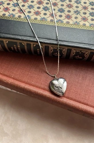 Vintage Style Silvertone Heart Locket Necklace – Photo Holder – Costume Jewelry