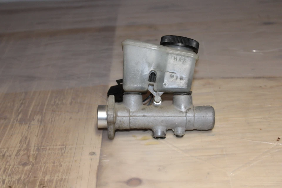 Mazda 626 1993-1997 cilindro maestro de freno con depósito Foto 2 de 4