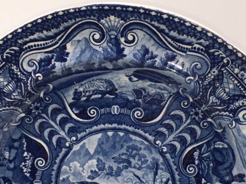 Historischer Staffordshire dunkelblaue Platte vierbeiniger Flussotter 2 verfügbar 1825 - Bild 3 von 8