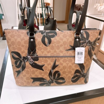 【Coach】Gallery Tote Bag With Bow Print ◆国内発送◆ NWT Coach Gallery Tote Bag In Signature Canvas With Bow