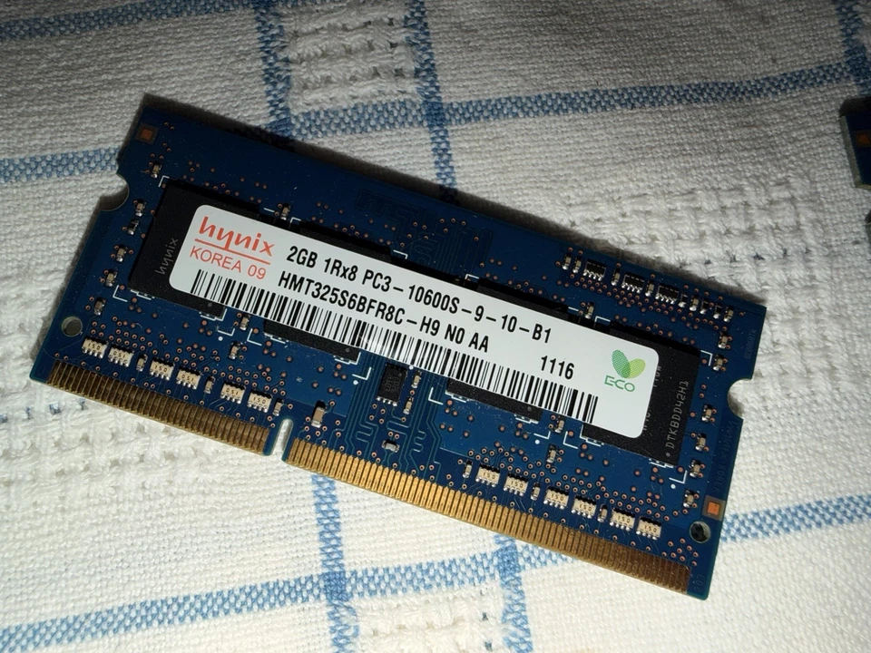 Memoria RAM Hynix 2X 2GB PC3-10600S DDR3-1333 SODIMM 1.5V 1Rx8 HMT325S6BFR8C-H9 - Immagine 4 di 4