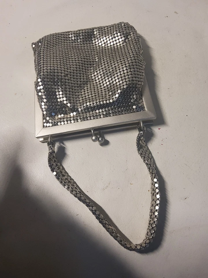 Bolso de trabajo Whiting&Davis vintage discoteca malla plateada Foto 3 de 4