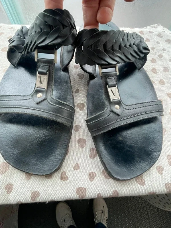 Excelente zapatilla de cuero Versace 44 negra para hombre