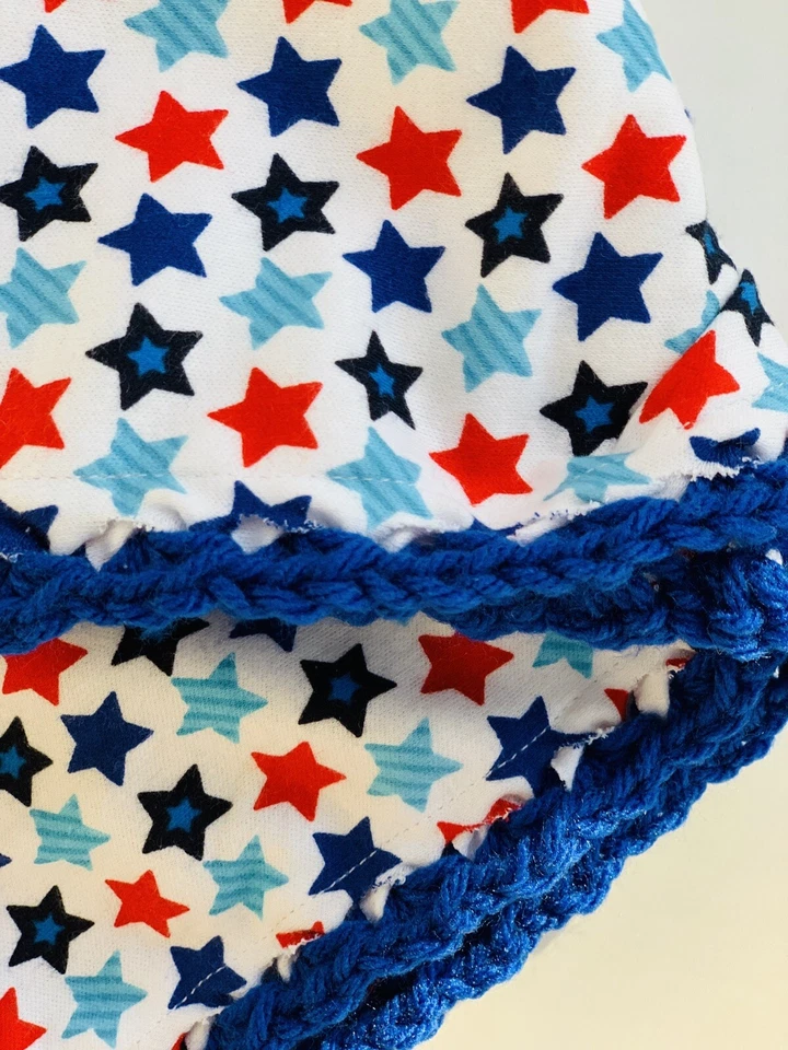 Manta Patriótica Americana Bebé Algodón Tejido Borde Azul -Hecha a Mano- Estrellas Foto 2 de 3