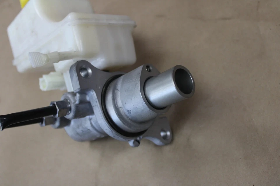 Cargador Dodge 2009-2023 cilindro maestro de freno con botella de depósito OEM Foto 2 de 4