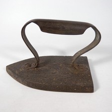 ANTICO FERRO DA STIRO A CARBONE CARBONELLA BRACE IN GHISA EPOCA 1900 1800 - W716