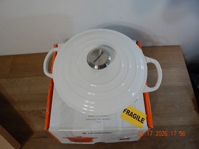 LE CREUSET ROUND CASSEROLE DUTCH OVEN 24 CM SHINY WHITE ENAMELED