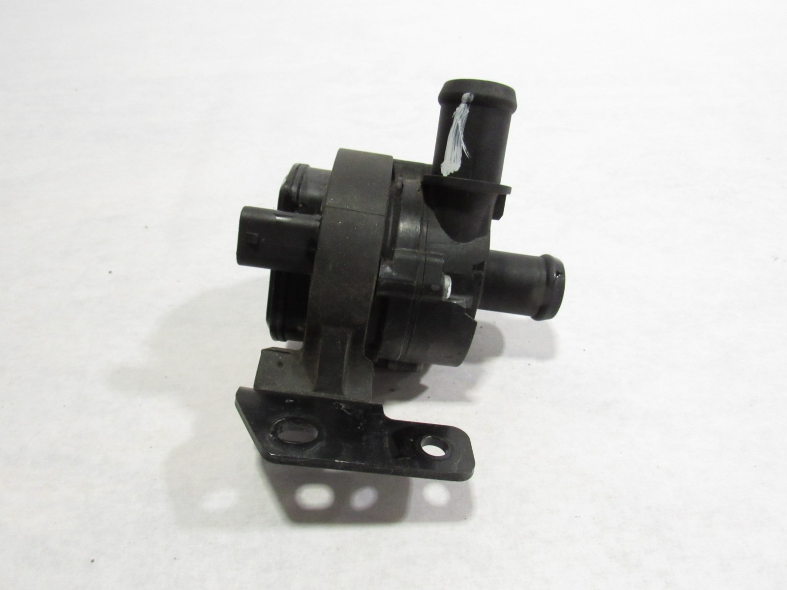 15-19 Ferrari 488 Spider 2017 Water Coolant Recirculation Pump Bracket ;@2