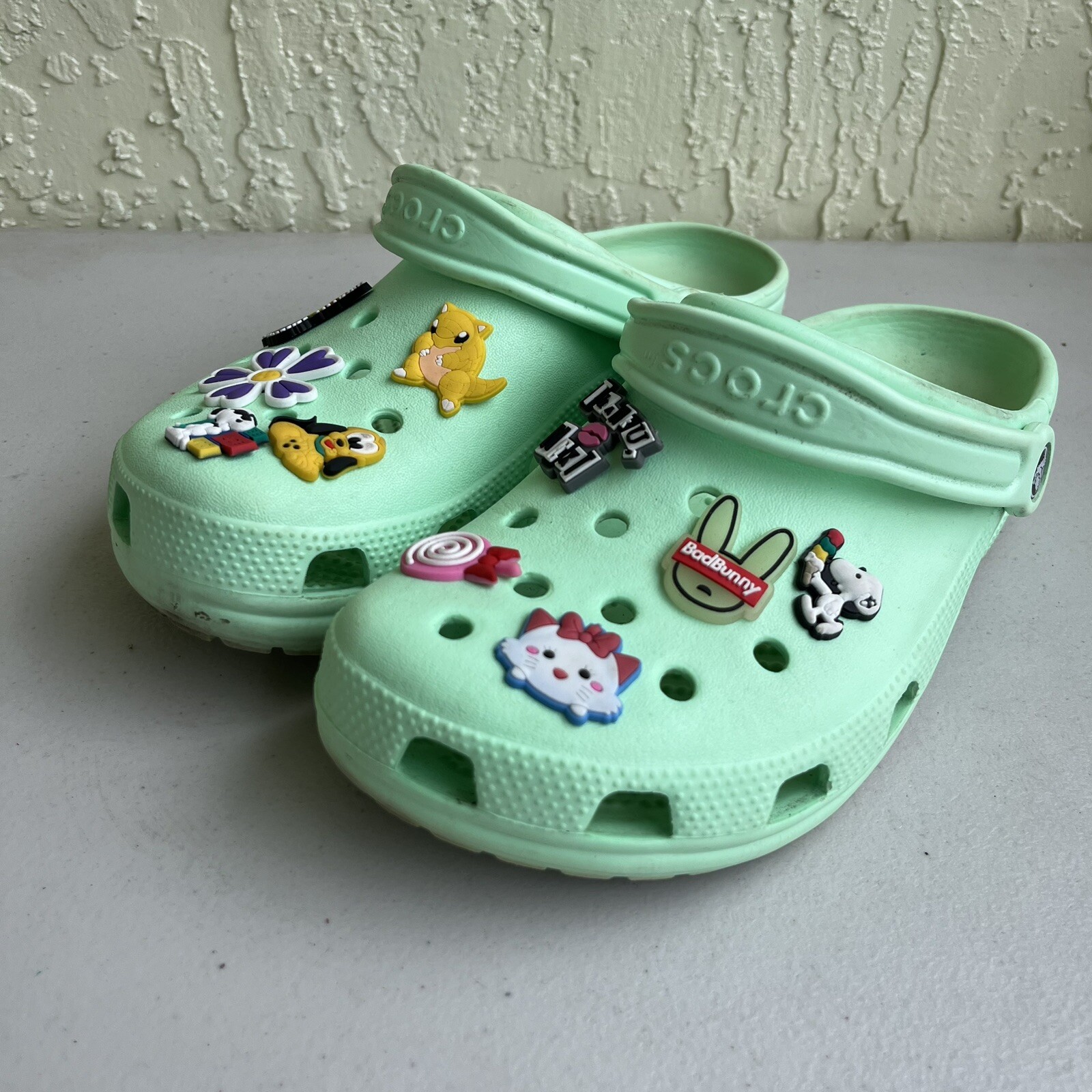 Crocs Classic Unisex Womens Light Green Slip On Clog With Charms Shoe Size 10