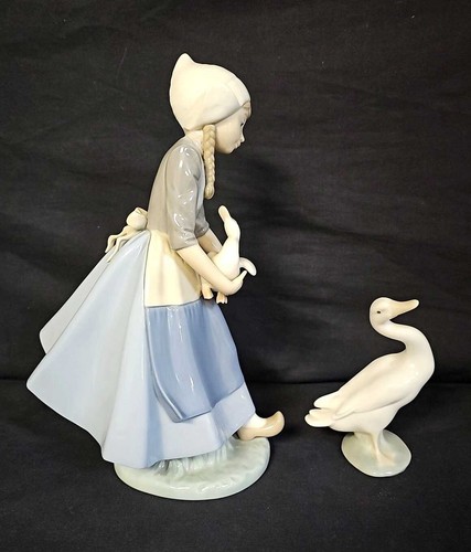 Lladro Porcelain Figurine Dutch Girl with Goose + additional Goose 2 PCS total - Picture 4 of 11