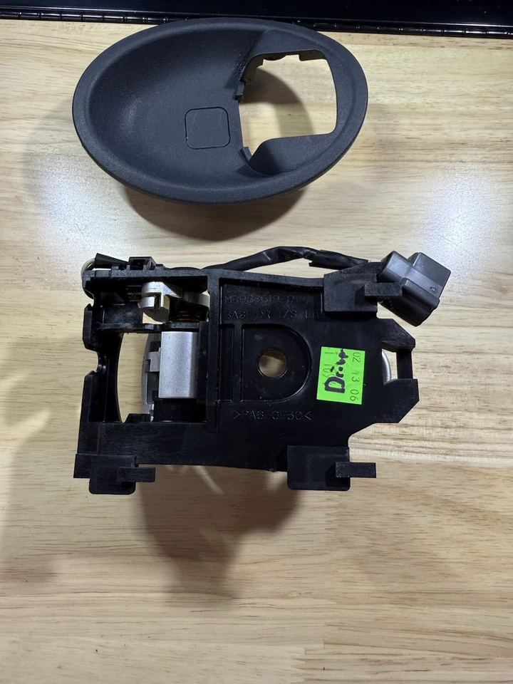 Manija interior de la puerta del conductor Mitsubishi Eclipse 2007 Foto 3 de 3