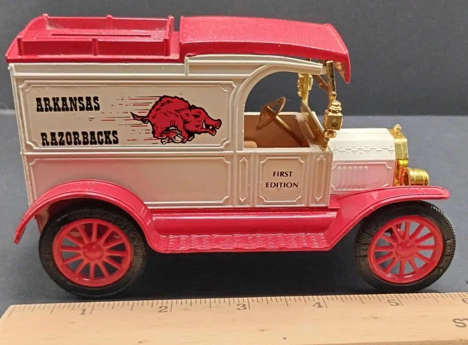 9497 ERTL 1913 Modelo T Universidad de Arkansas Razorbacks Primera Edición banco con llave Foto 2 de 4