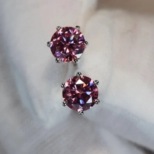 Tachuelas solitarias de diamantes rosados tratados certificados de 4,50 quilates de plata de ley 925 Foto 2 de 4