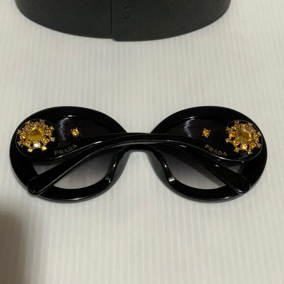 Prada woman display picture 3