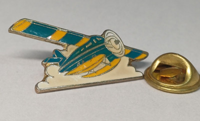 (K1) Vintage Pin's Propellerflugzeug Wolke Luftpost blau gelb camel 90er