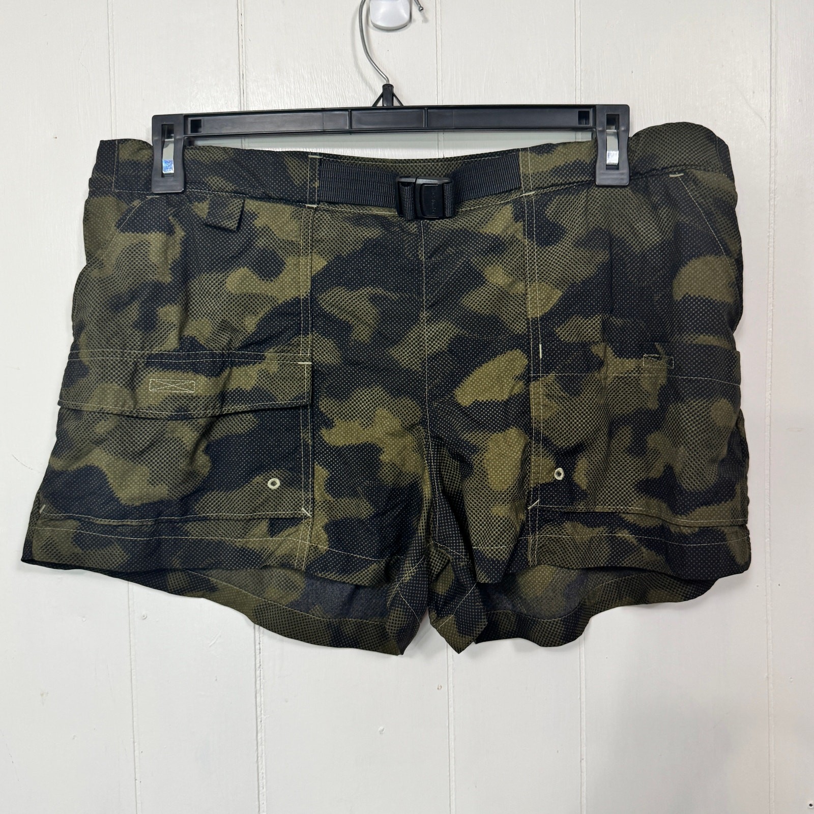Columbia Womens Activewear Shorts Size XL Green Camouflage Built In Belt Outdoor