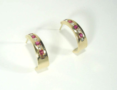Halbschleife - Diamant & Rubin Kanal Set Ohrringe (0,78 Karat insgesamt) 14k gelb   