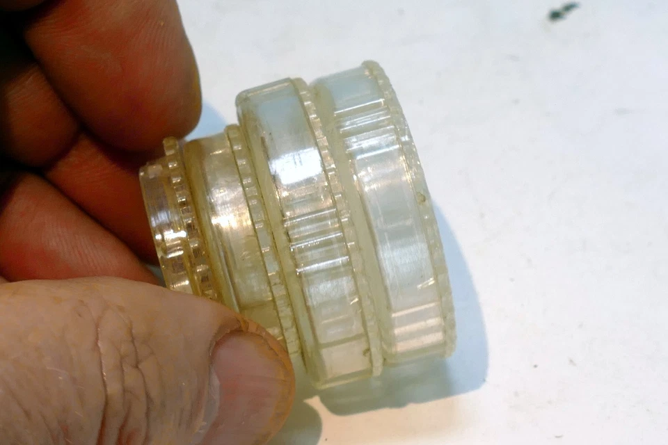 Estuche rígido de plástico vacío Tiffen para filtros serie V y IV Foto 2 de 4