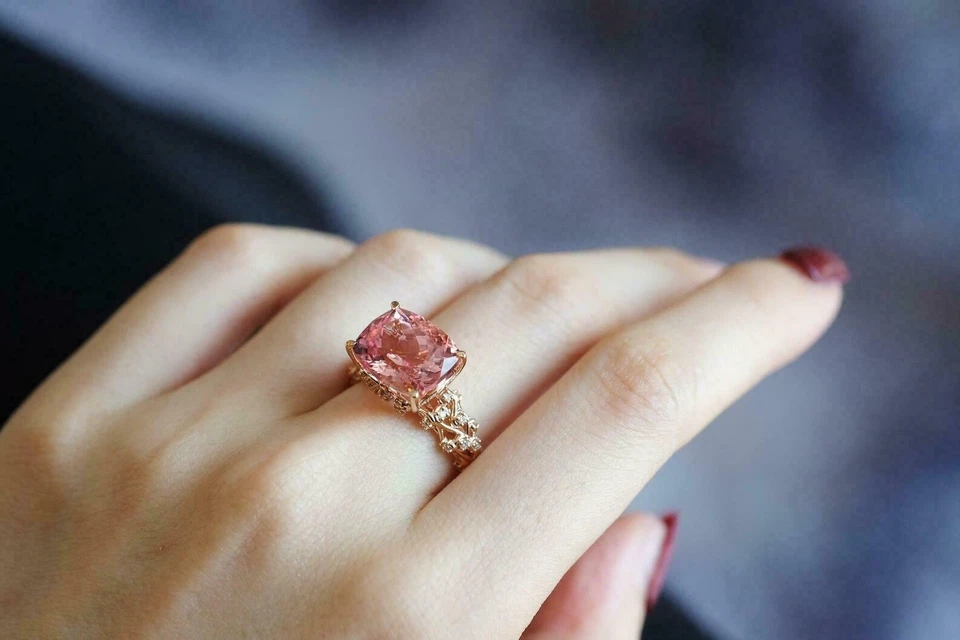 Anillo de compromiso solitario de diamantes de turmalina de corte cojín de 2 quilates de oro rosa de 14 quilates Foto 2 de 4