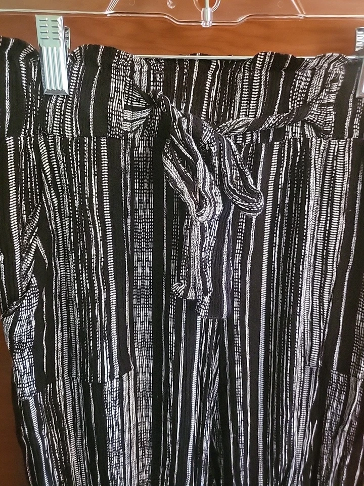 Pantalones de mujer medianos Joe Ben basset blancos y negros a rayas con bolsillos delanteros Foto 2 de 4