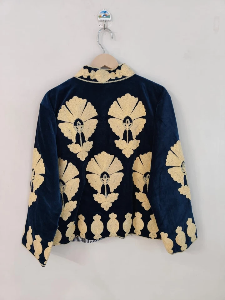 Chaqueta bordada de terciopelo hecha a mano Suzani, abrigo chaqueta de invierno, terciopelo para mujer Foto 4 de 4