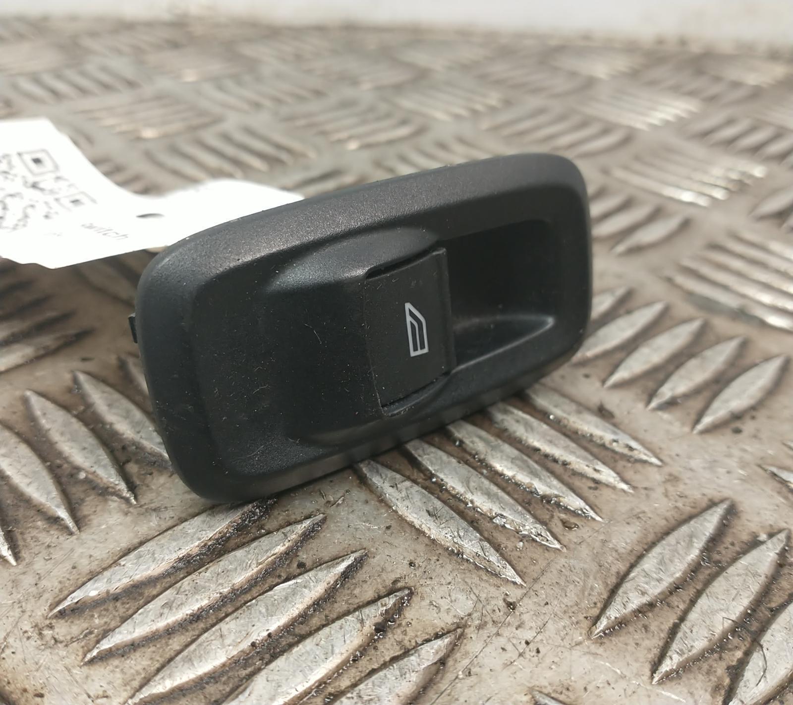 Electric Window Switch FORD FIESTA 20082018 PART NUMBER 1823466 CA69