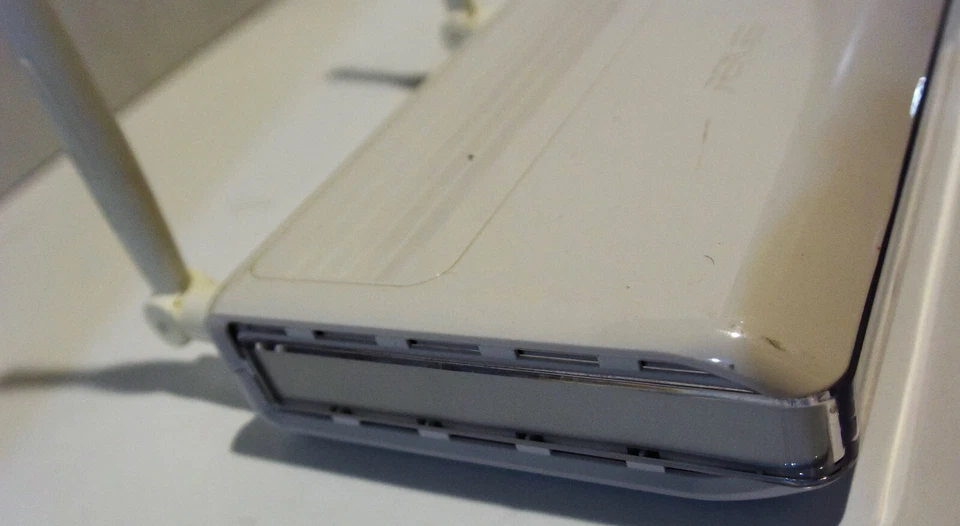 ASUS N300 RT-N12 Wireless 3-in-1 Router/AP/Range Extender for Large Environment - Image 3 of 4