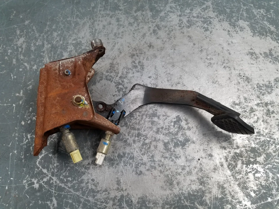 2000 99 00 Honda Civic Si EM1 Clutch Pedal Assembly #2486 X2 - Image 2 of 4