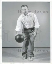 1959 Press Photo Man Takes Bowling Lesson - afa50459