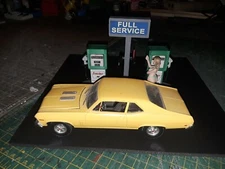 1:24 /1:25 Sinclair Gas Pumps with island Diorama  