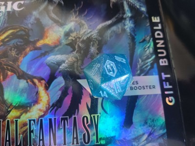  MTG - FINAL FANTASY - Geschenkpaket ''Crystal Blue'' Würfel (dé ''Bleu Cristal'') - D20