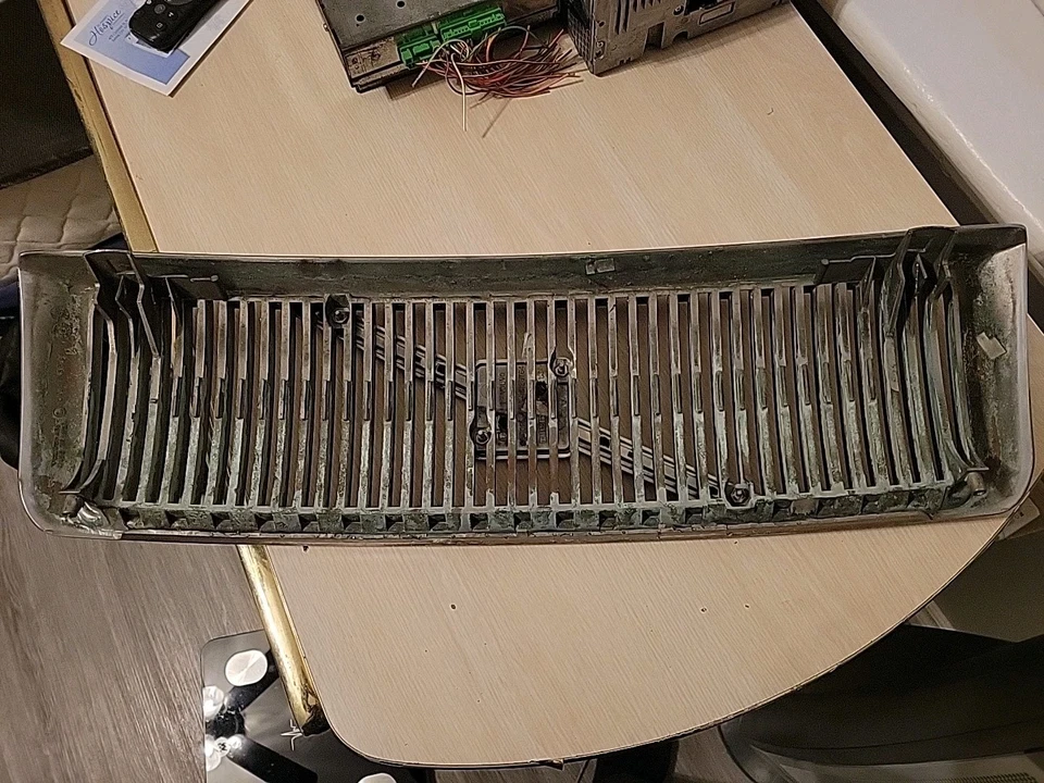 Cubierta de radiador parrilla delantera Volvo 960 S90 con emblema 9126764 Foto 2 de 2