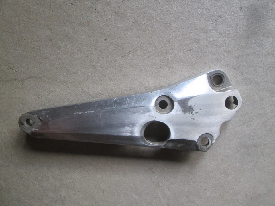 SOPORTE SILENCIADOR DERECHO SUZUKI OEM GS400 / GS450 VARIOS AÑOS 43811-44110 Foto 2 de 4