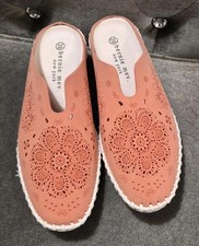 BERNIE MEV TW 168 Coral Floral Lazer Cut-outs Slip-on Mule Shoes, Sz 39, NIDB