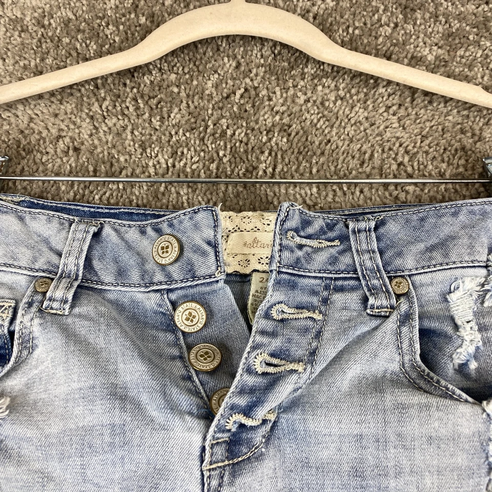 Pantalones Cortos de Jean Altar'd State para Mujer 24/0 Azul Tiro Medio Botón Mosca Deshilachado Envejecido Foto 2 de 4