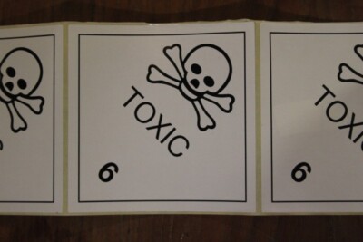 Aufkleber Sticker Toxic giftig Totenkopf Skull 6 Warnhinweis 9,5x9,5cm weiß Gift