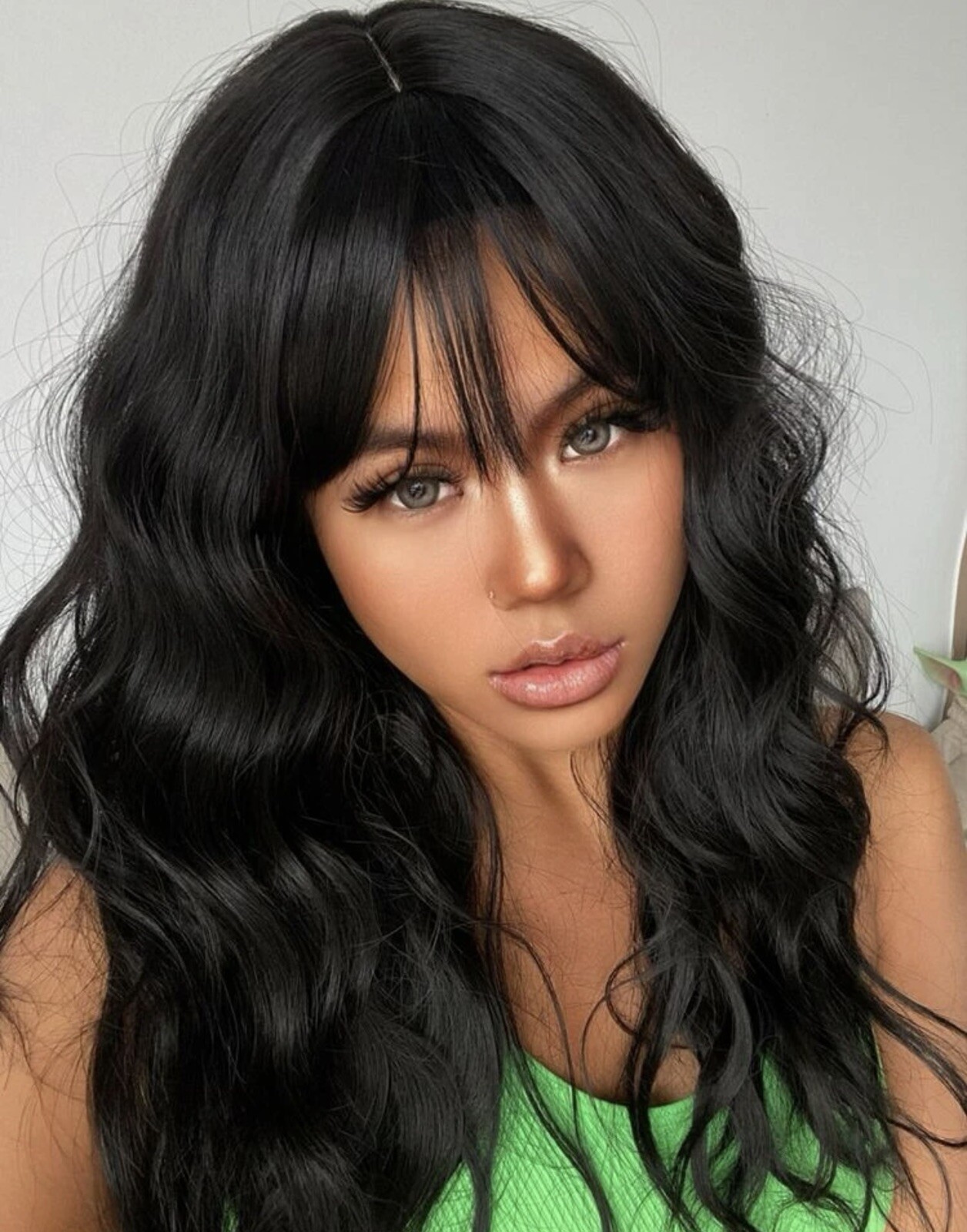 Perruque noire bouclée à frange longue pour masquer la perte de cheveux avec volume