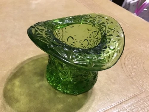 Vintage Fenton Green Glass Top Hat – Daisy & Button Design, Approx 2.5” x 3.5”