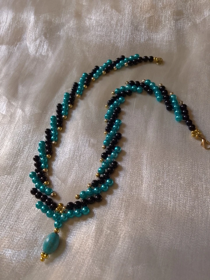 Collana Elegante Perle Nero Turchese Pendente Pietra Turchese Naturale  - Immagine 4 di 4