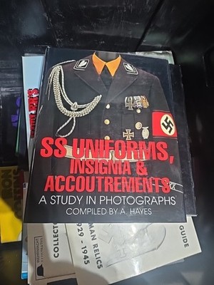 SS UNIFORMS INSIGNIA & ACCOUNTREMENTS A Study in Photographs  Schiffer Books