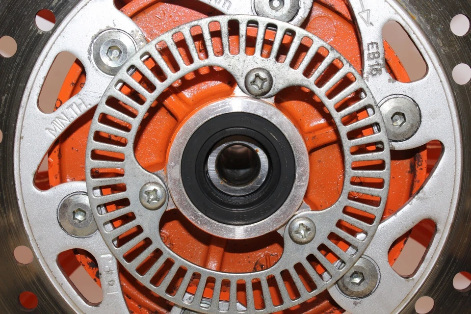 Llanta trasera KTM 390 Duke 2016 con rotor Foto 3 de 4