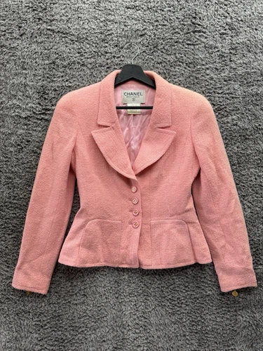 Giacca vintage Chanel 97P rosa boucle lana classica bottoni CC taglia 36